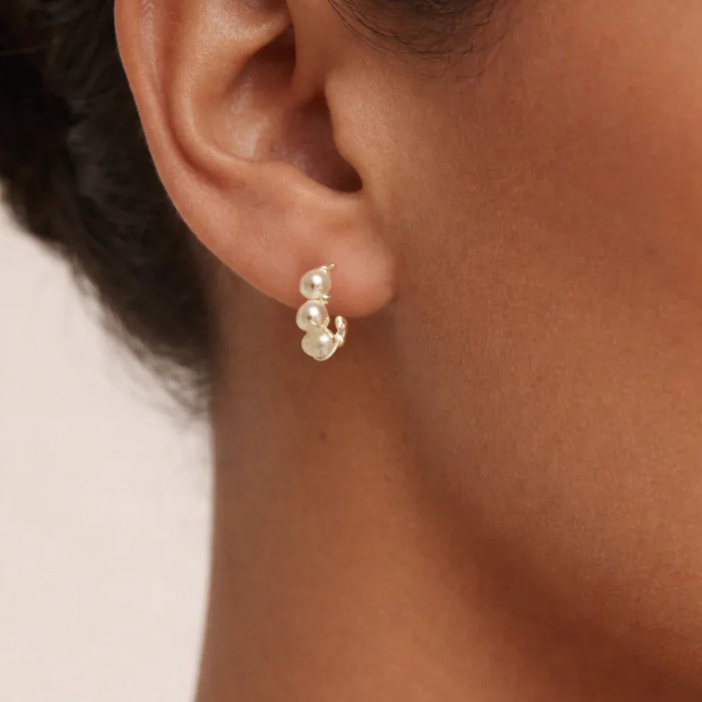 Mini créoles December portées à l’oreille, bijou minimaliste et intemporel, idée cadeau femme idéale pour un style élégant au quotidien – KoolKado